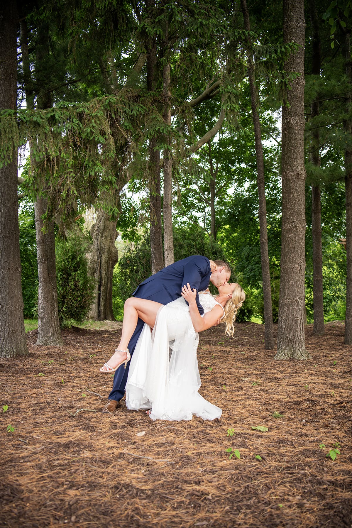 Delafield groom dipping bride and kissing