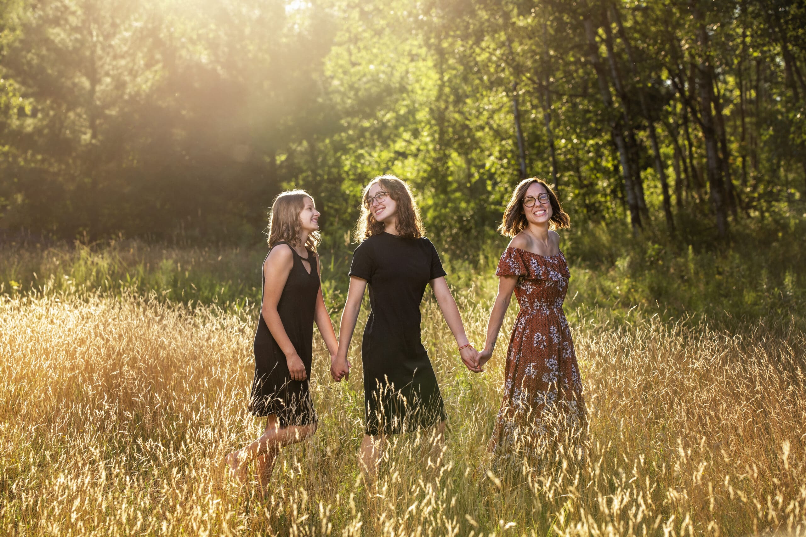 Candid family moment in Hartland used as an example of Mini vs Full Sessions.