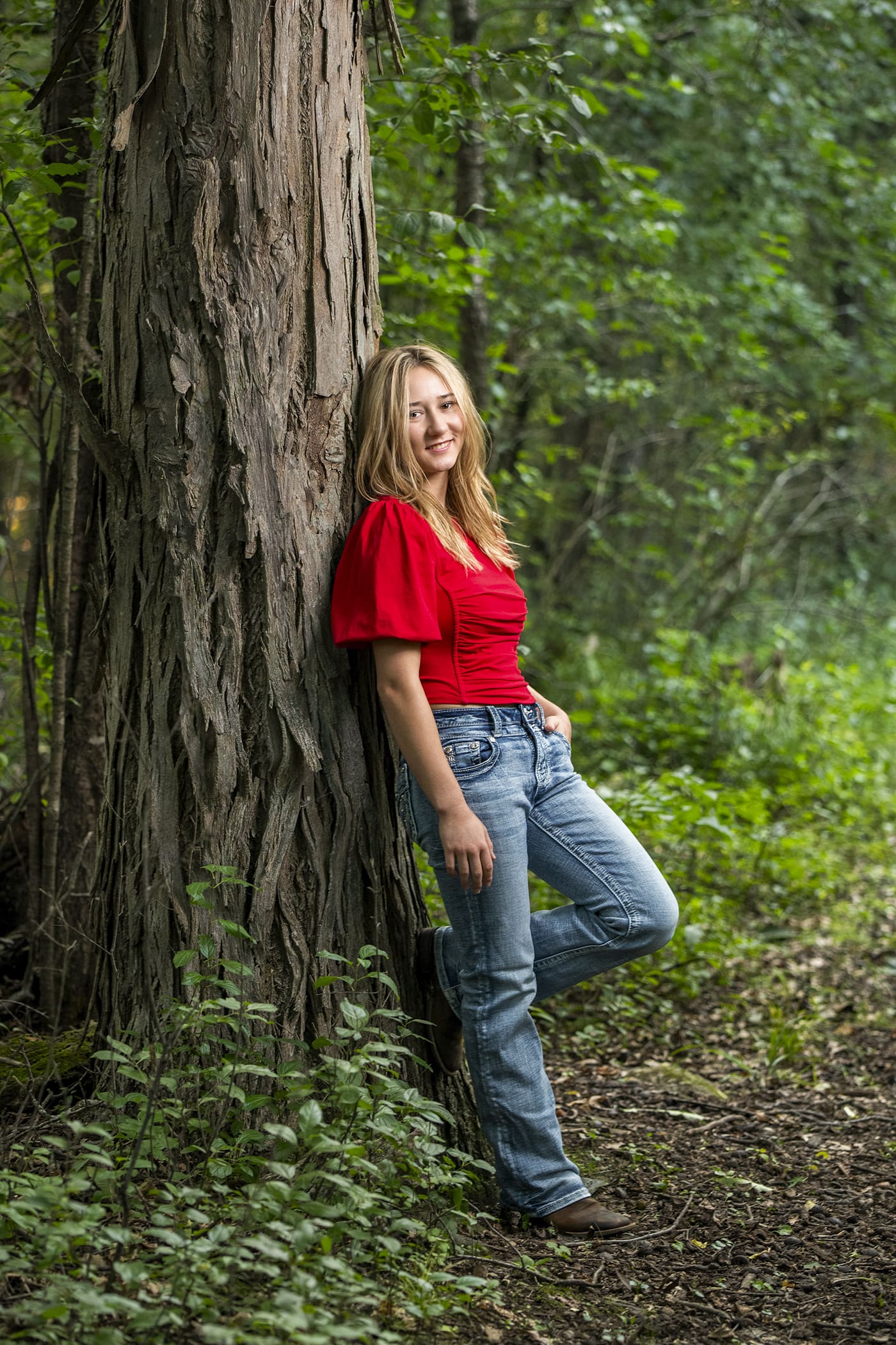 Hartland senior girl leaning on tree. 