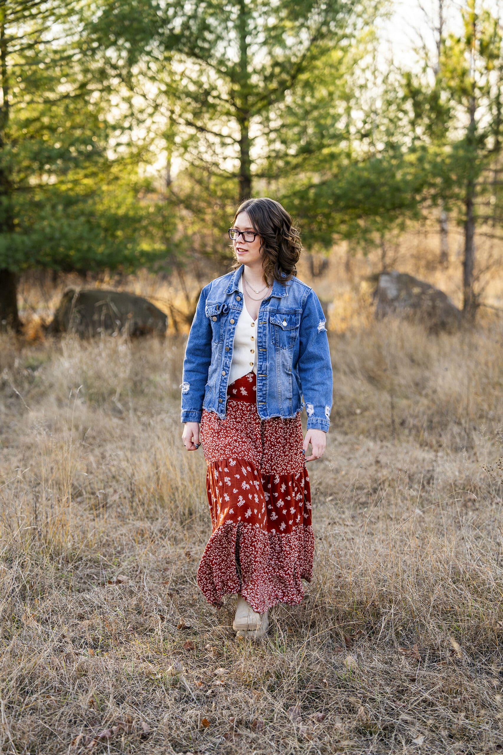 Waukesha senior girl walking through the field. 